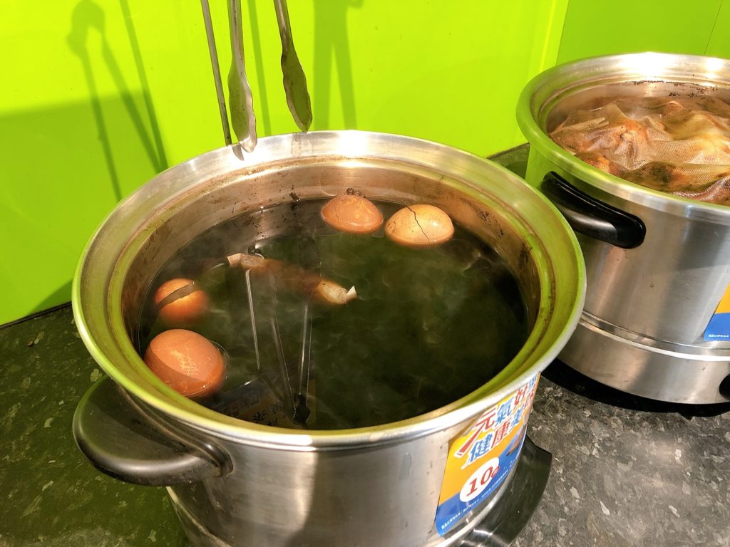 台湾コンビニの茶葉蛋（チャーイエダン）